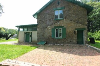 Building Photo - 5925-31 Devon Pl