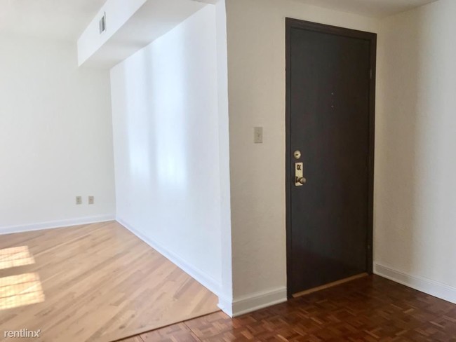 Foto del edificio - 15700 Van Aken Blvd