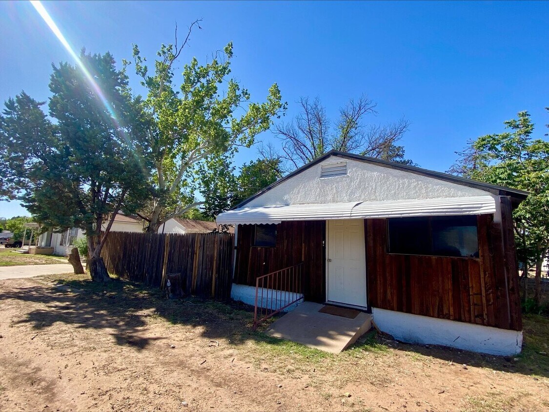 Primary Photo - 1040 W Division