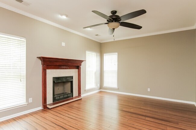 Building Photo - Spacious 5 Bedroom Home