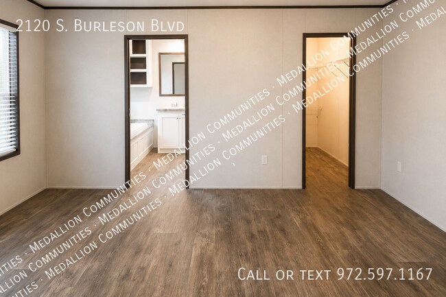 Foto del edificio - 2120 S Burleson Blvd