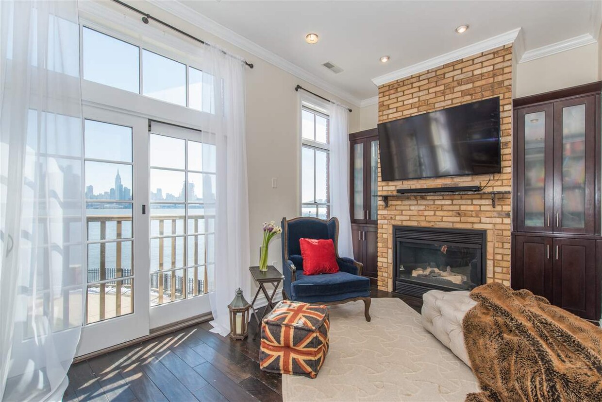 Primary Photo - 8 Regency Pl