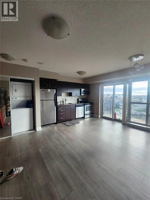 Photo du bâtiment - 215 Queen St E