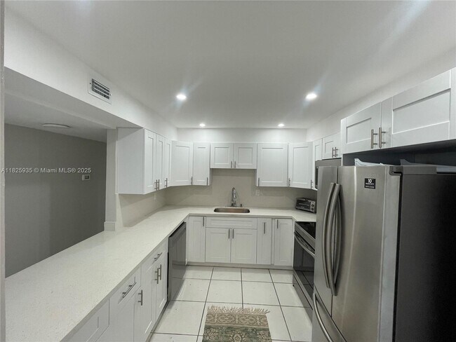 Foto del edificio - 2450 NE 135th St