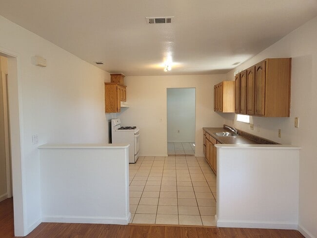 Foto del edificio - 585 South Ave