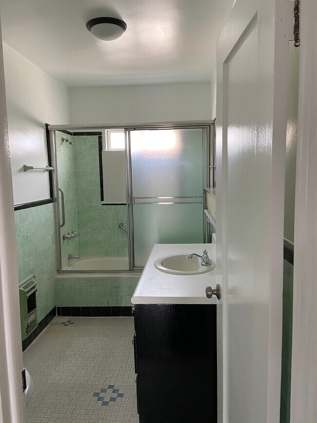 Foto del edificio - 6147 Alcott St