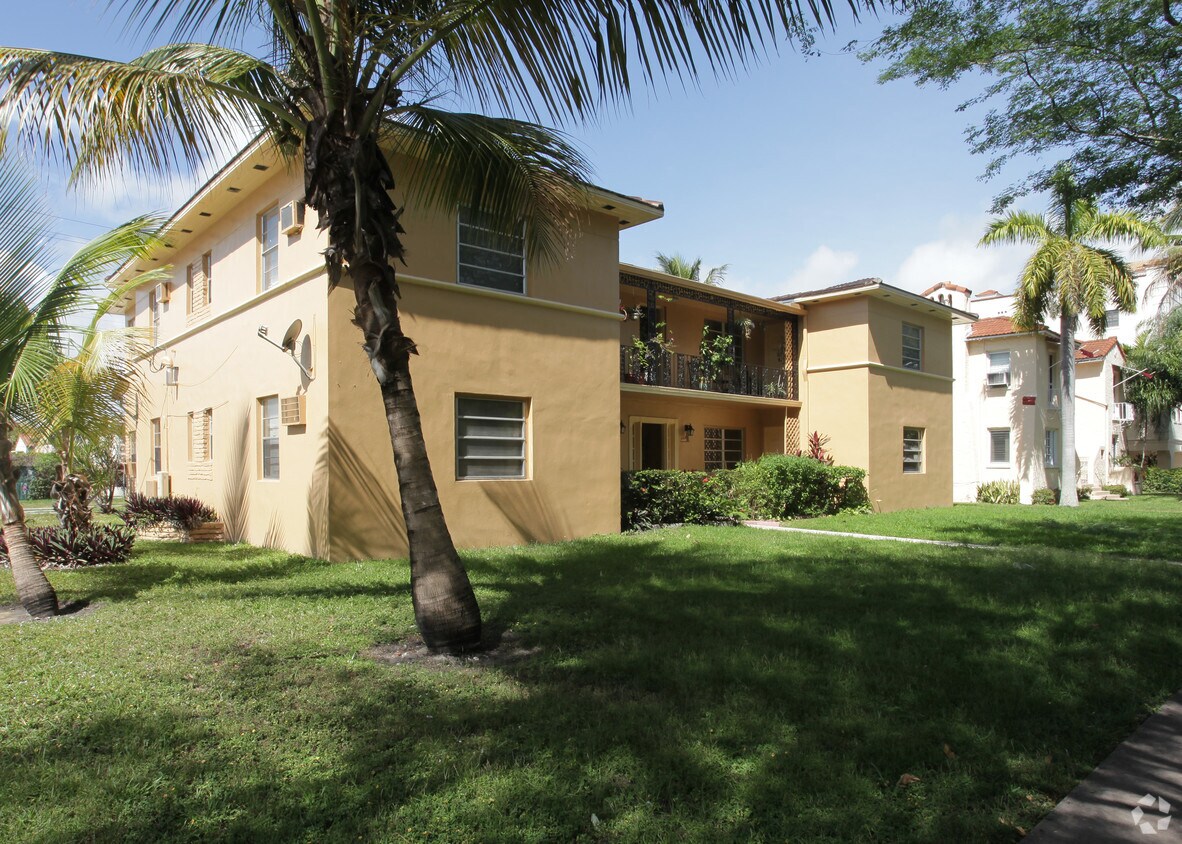 Building Photo - 908 Salzedo St