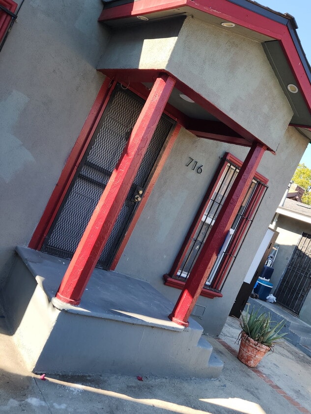 Photo - 716 W 60th St (Los Angeles, CA)