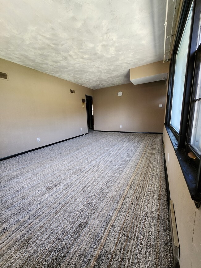 Building Photo - 2116 W Kettelle St