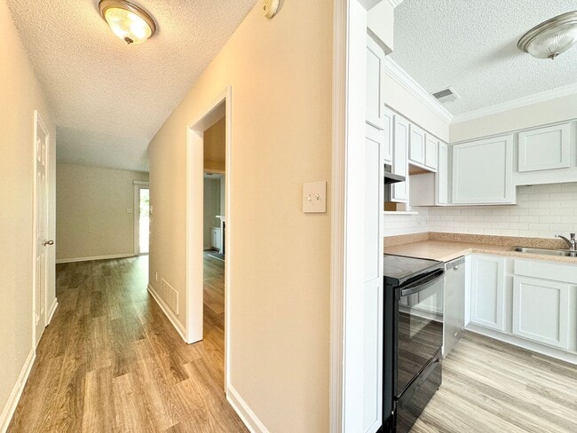 Building Photo - 2 Bedroom Townhome in NW Greensboro near parks and Greenway
