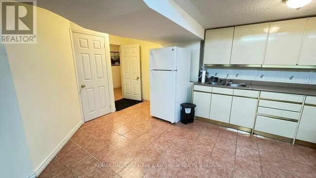 Building Photo - 316 Valleymede Dr