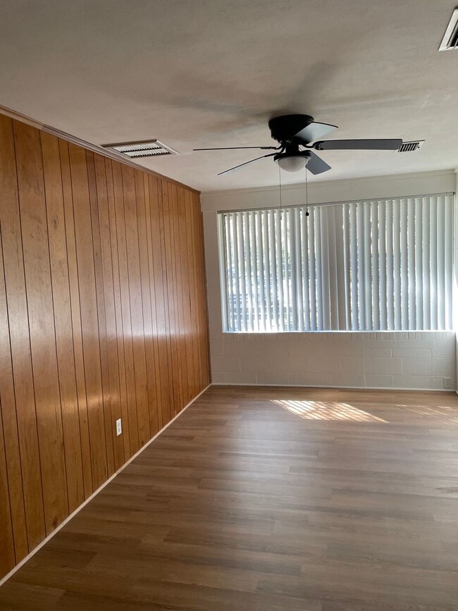 Building Photo - Recently Renovated - New flooring - kitchen - $500 off 1st months rent