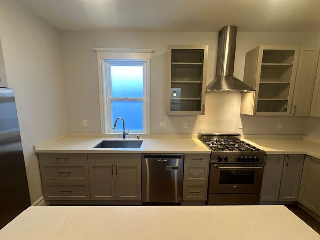 Building Photo - 817-821 Oak Street (7057r)