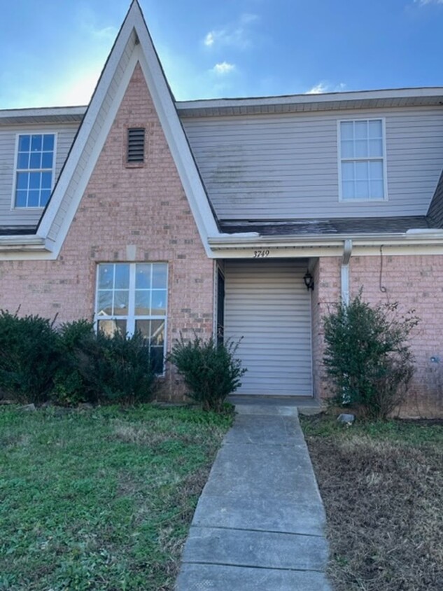 Primary Photo - Renovated 3 Bedroom 2 Bath Townhouse for R...