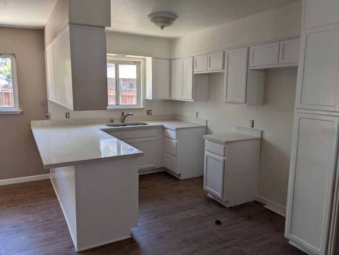 Foto del edificio - Charming 3-Bedroom, 2-Bathroom Home with F...