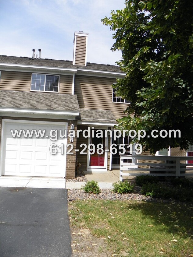 Foto principal - Townhouse Available June 1st, Open Floor P...