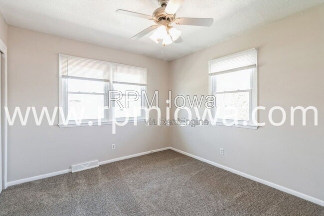 Building Photo - 215 NW Arlan Dr