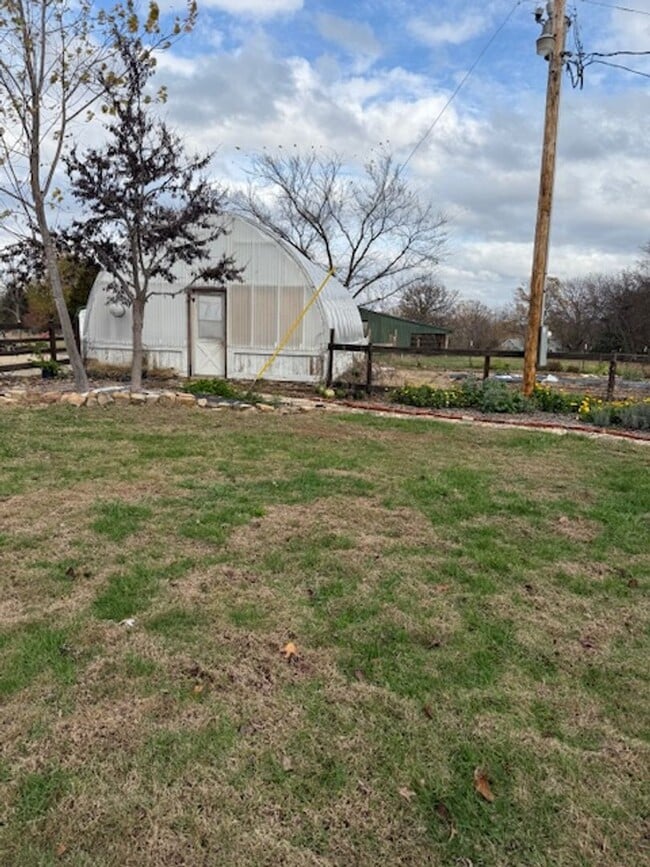 Building Photo - 4 Bedroom 2 bath farmhouse