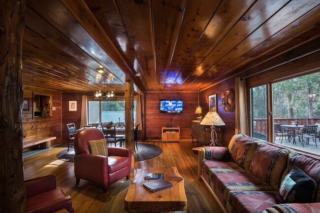 Foto del edificio - 2584 River Rd