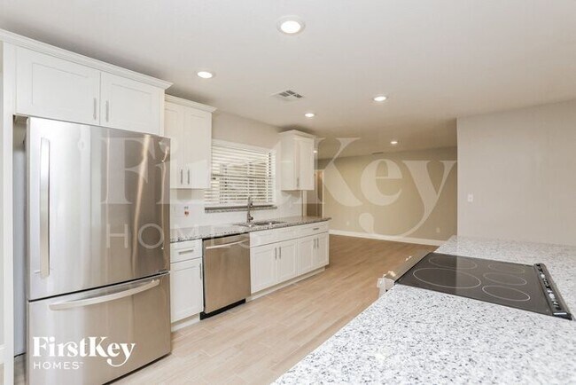 Foto del edificio - 7033 Crestlake Dr