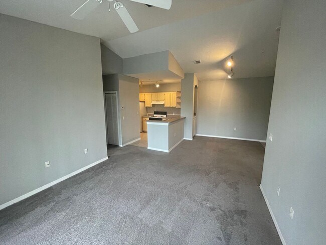 Building Photo - Third Floor 2/2 Condo in Visconti!