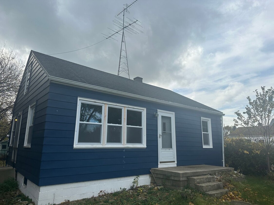 Primary Photo - 1527 Richard Ave