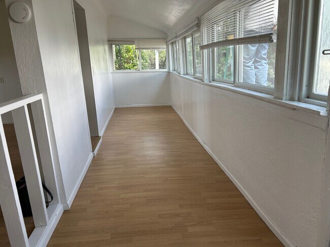 Foto del edificio - 2 Bed 1 Bath Large House with Fenced Yard and Washer Dryer Hookups