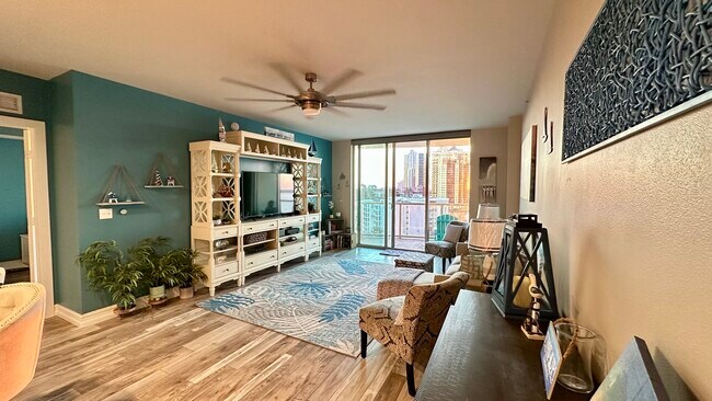 Building Photo - 3000 Oasis Grand Blvd