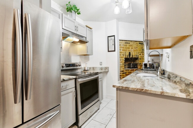 Building Photo - FULLY FURNISHED & UTILITIES INCLUDED!
