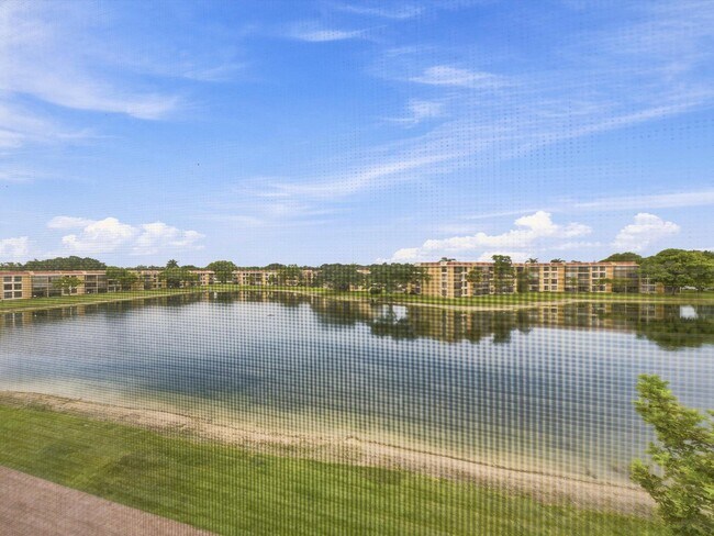 Foto del edificio - 6539 Coral Lake Dr