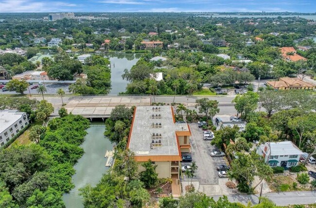 Foto del edificio - 1650 Pine Tree Ln