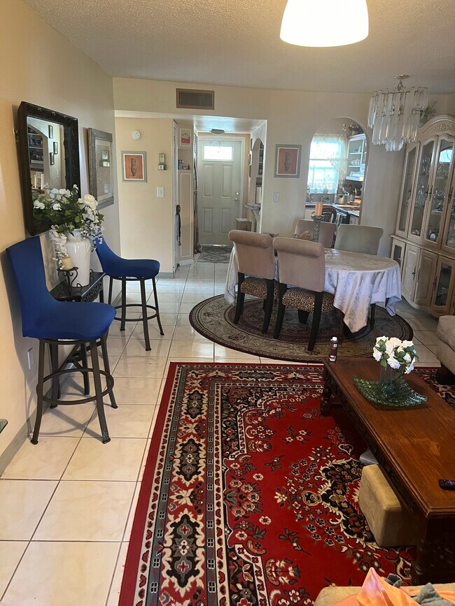 Foto del edificio - 8460 Sunrise Lakes Blvd