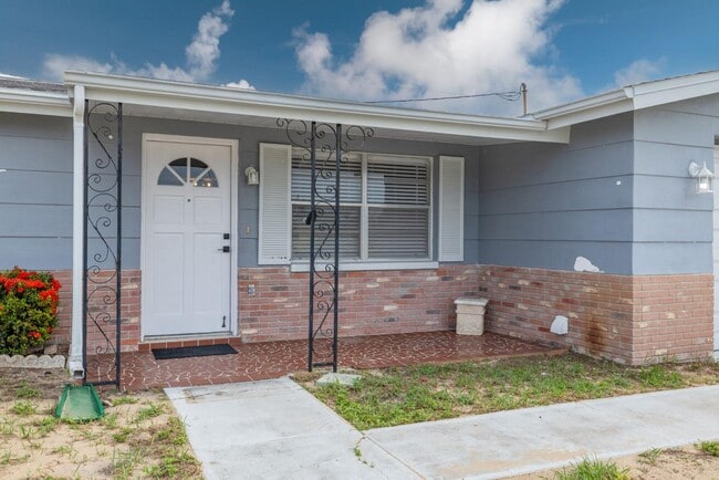 Building Photo - 5135 Cardiff Dr