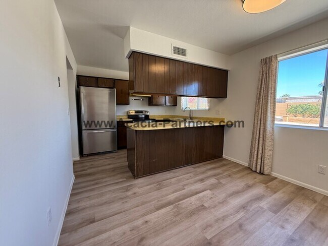Foto del edificio - Three Bedroom Multi Level Home