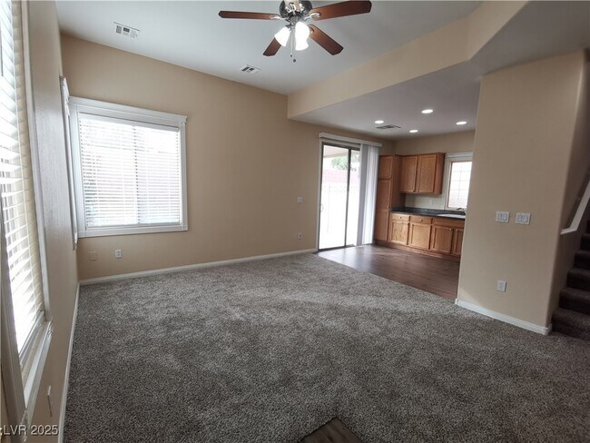 Foto del edificio - 7579 Holiday Hills St