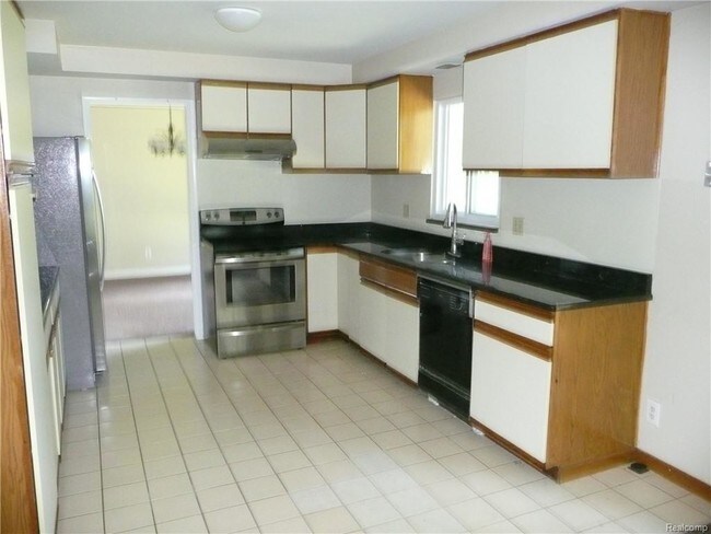 Building Photo - 4044 Country Club Dr