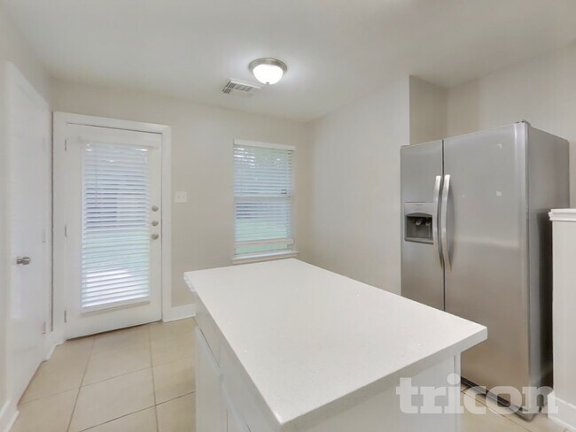 Foto del edificio - 18167 Woodsdale Ct