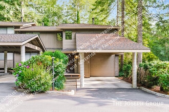 Building Photo - 825 NW Huckle Dr