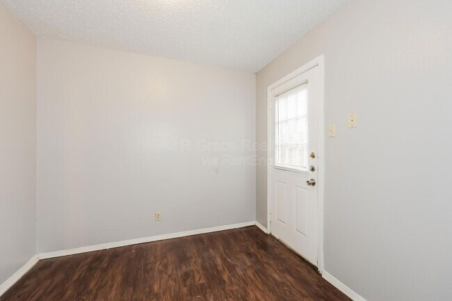 Foto del edificio - 5905 Shadydell Dr