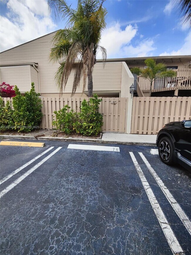 Foto del edificio - 616 Executive Center Dr