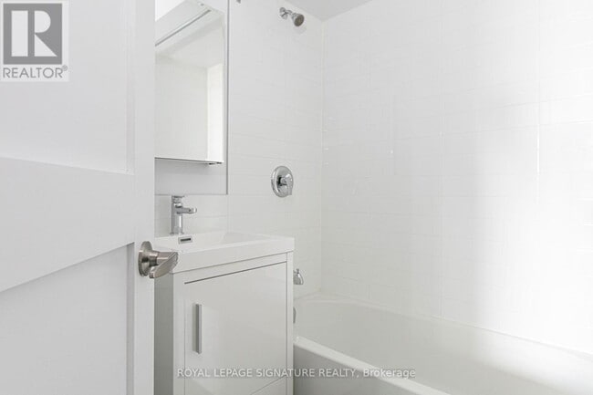 Building Photo - 990 Avenue Rd