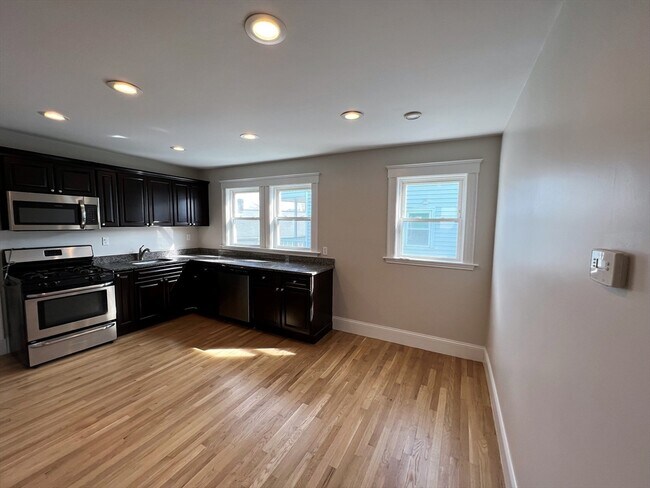 Foto del edificio - 344-346-346 Hyde Park Ave