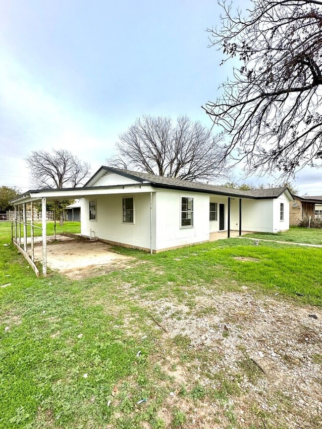 Building Photo - COMING SOON! Remodeled 3 Bedroom Home For ...