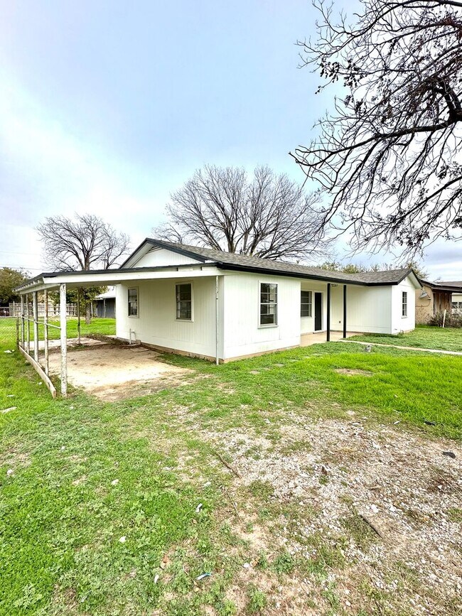 Foto del edificio - COMING SOON! Remodeled 3 Bedroom Home For ...