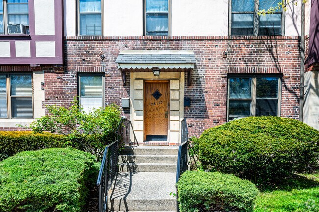 Entrada - 76-03 Ditmars Blvd