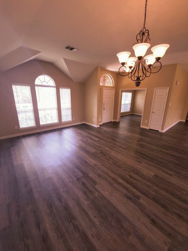 Building Photo - Gorgeous 3 Bedroom 2 Bath in Beautiful Mea...