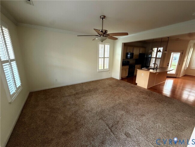 Foto del edificio - 8217 Center Path Ln
