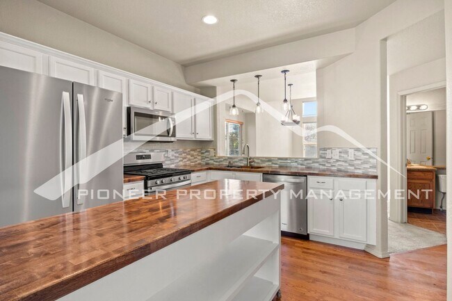 Building Photo - Beautiful 4-bedroom, 3.5-bath home with oversized 2 car garage, AC and enclosed back yard