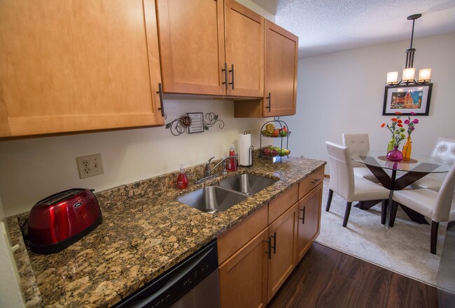 Una habitación - Cocina - Brier Creek Apartments