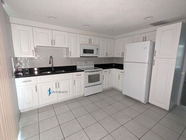 Foto del edificio - Recently updated 2/1 832sq ft home with re...